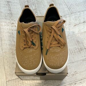 Vessi Weekend Waterproof sneaker - size 7